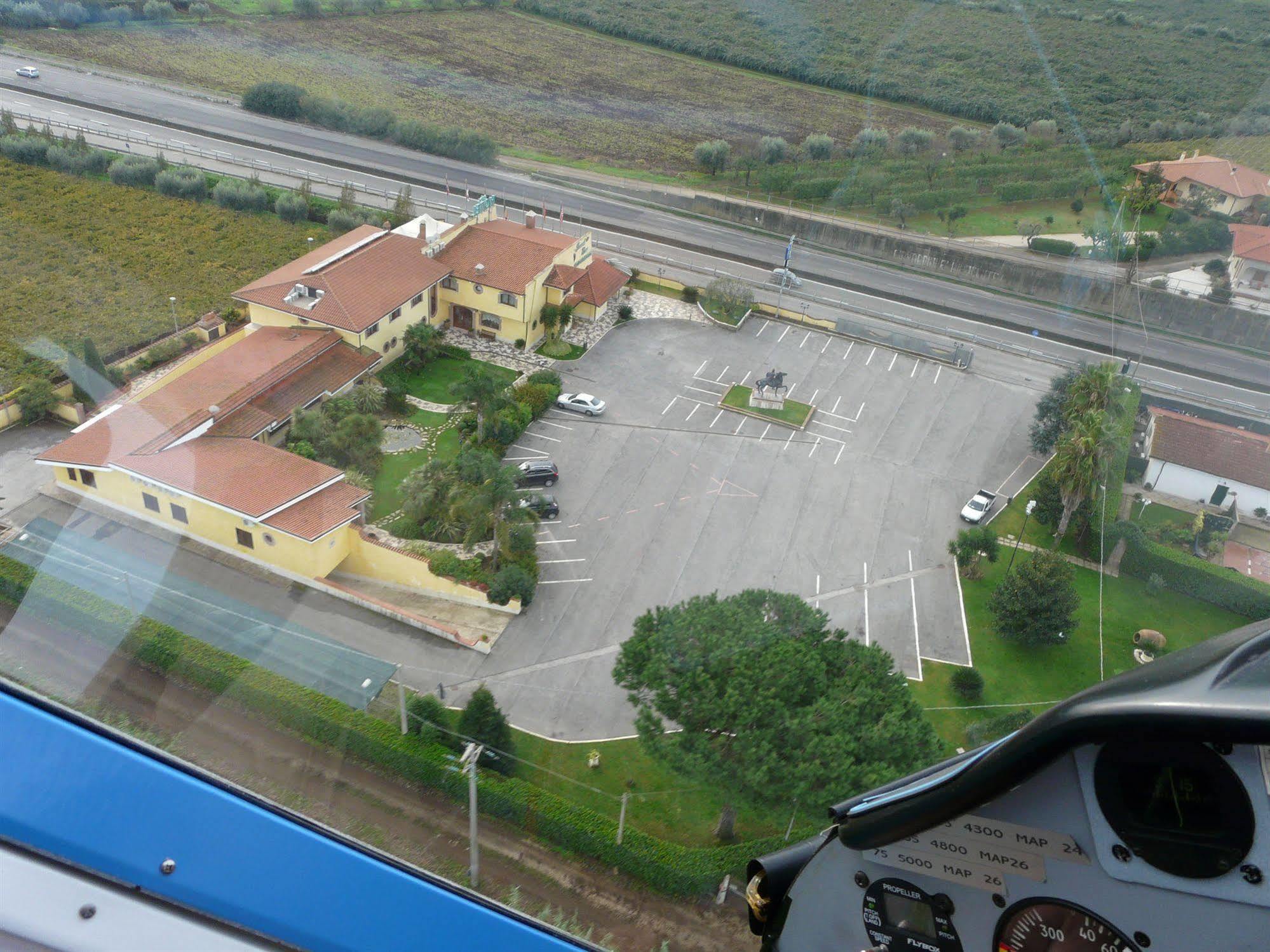 La Locanda Del Cavaliere Borgo Montello Bagian luar foto